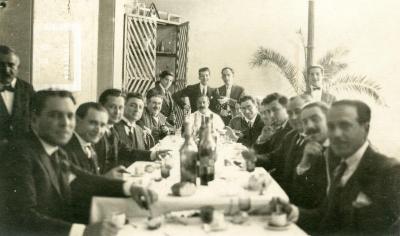 Celebración 25º aniversario Olivera Córdoba como médico. Reunión en segundo patio de Mitre 282