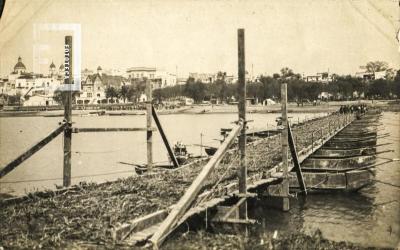 Puente sobre pontones cruce compañia a la isla frente a costanera