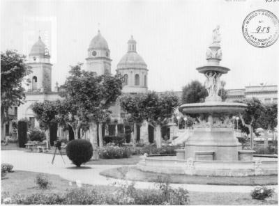 Plaza Mitre, fuente e iglesia