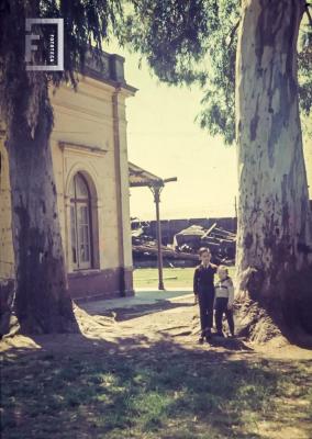 Estación Ferrocarril de calle Alem. Al fondo vagones abandonados.