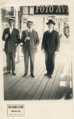 Carlos L. Bustos y otros frente a Foto Aviador Cattaneo, en la Rambla de Mar del Plata