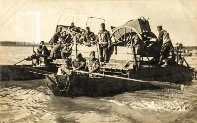 Pontoneros cruzando el rio