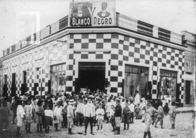 Niños frente a comercio //Blanco y Negro//