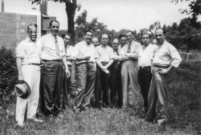 Grupo de señores en el campo