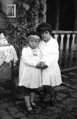 Rosa y Cipriana Labrador preparadas para ir a la escuela