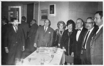 Grupo junto a mesa (Izq. Dr. Rodolfo De Felipe)