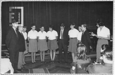 Coro de niños y niñas en sala auditorio