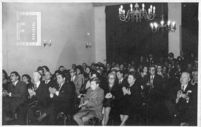 Sala auditorio con asistentes