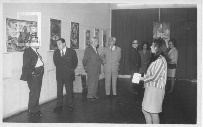 Exposición de Antonio Di Yorio. Sala con asistentes (Dileo, Cazzulo y otros)