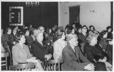 Sala auditorio con asistentes