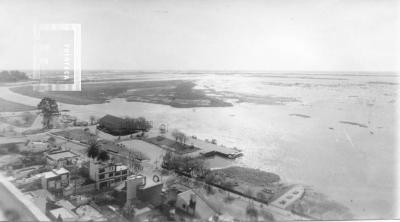 Vista de la costanera y el río