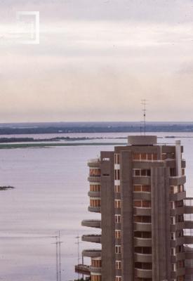 Edificio y río