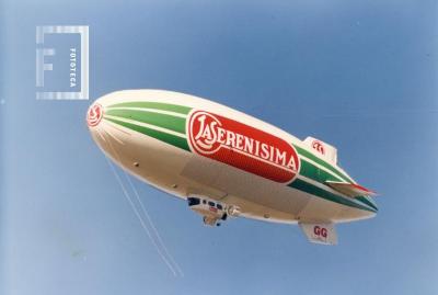 Dirigible de La Serenísima surcando los cielos de San Nicolás