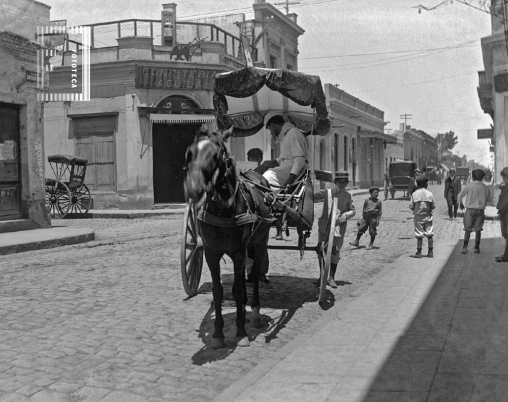 El heladero Penzino en la esquina de Mitre y Francia (detrás, confitería El Aguila)