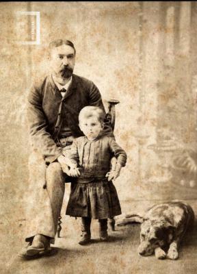 Retrato de hombre con niña y perro
