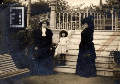 Dos damas y una niña