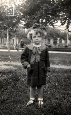 Retrato de niña en plaza
