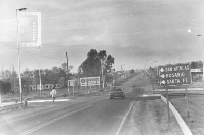 Bajada del puente sobre la Autopista, vista hacia la ciudad
