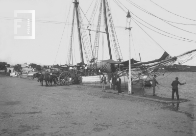 Puerto con barco y carro