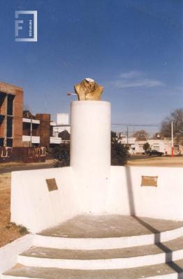 Plazoleta Belgrano, busto decapitado