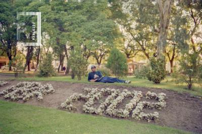 Cantero con fecha elaborada con flores en Plaza Sarmiento