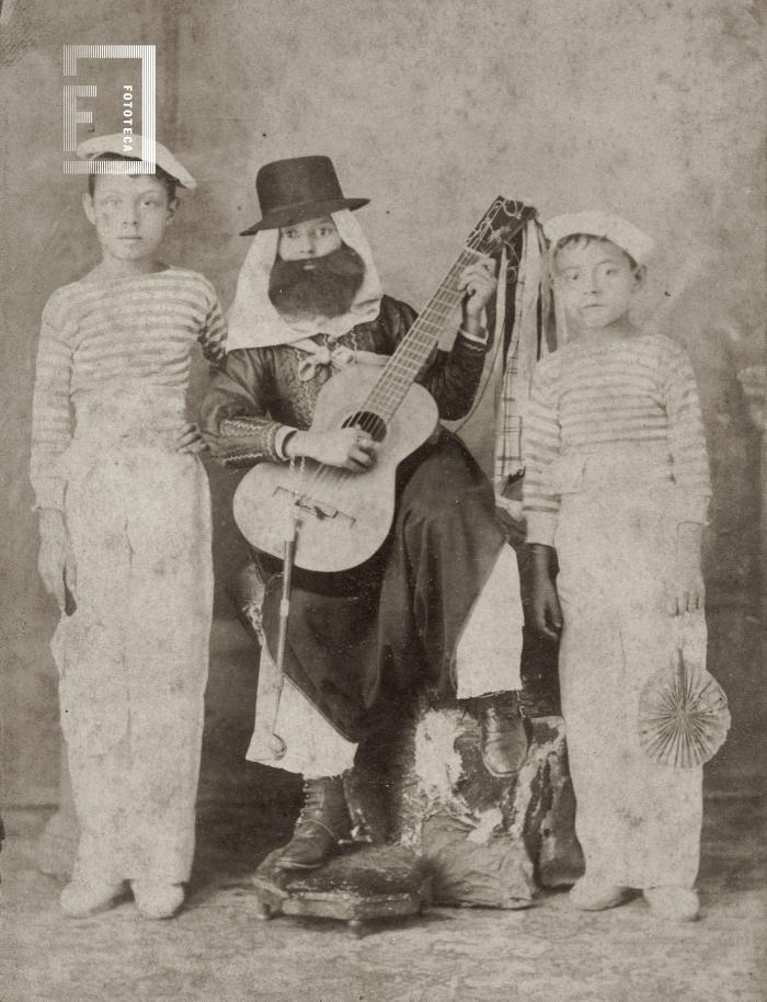 Tres niños disfrazados