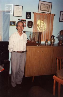 Oscar Felipe Cafiero en el interior de su casa barco.