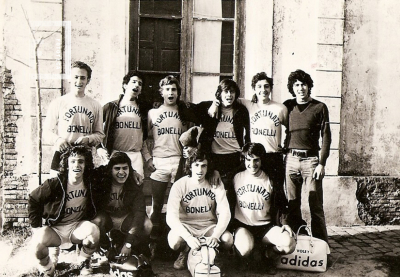 Equipo de Voley del Colegio Normal compitiendo en eliminatorias en el Club Independencia de San Pedro