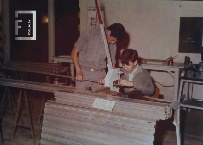Alumnos haciendo cortina metálica