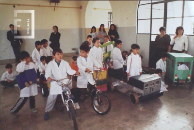 Alumnos en vehículos