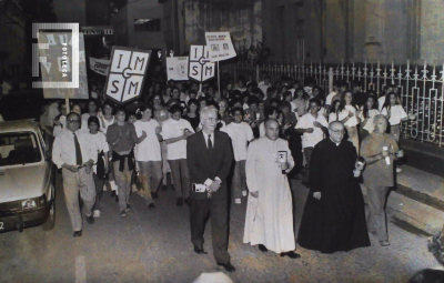 Desfile de alumnos en calle Francia