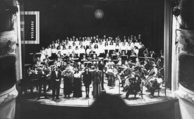 Orquesta y coro en Teatro Municipal. Asoc. Rumbo
