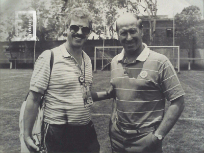 Periodista Roberto Carnevale con Bobby Charlton (jugador británico)
