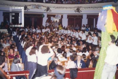 Coro en Teatro Municipal, cantando en la platea