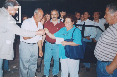 Entrega de llave a ganadora de auto