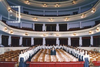 Gonzalo Martín y Coro Estable Nicoleño en la platea del Teatro Municipal