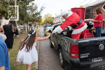 Papá Noel recorre el centro en San Nicolás - Caravana navideña