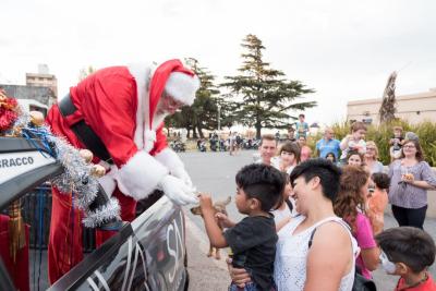 Papá Noel recorre el centro en San Nicolás - Caravana navideña 