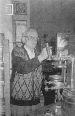 Don Angel Franco junto a la máquina de café - León Guruciaga y Sarmiento