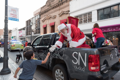 Papá Noel recorre el centro en San Nicolás - Caravana navideña 