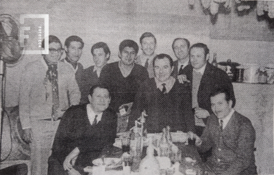 Grupo en interior Bar Niza