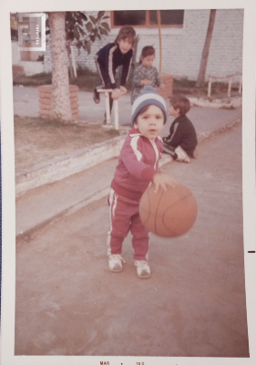 Niño con pelota de básquet en Club Belgrano 