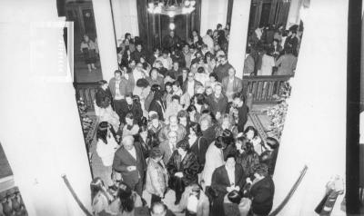 Gente asistiendo a presentación Orquesta Sinfónica Juvenil de Santa Fe en Teatro Municipal