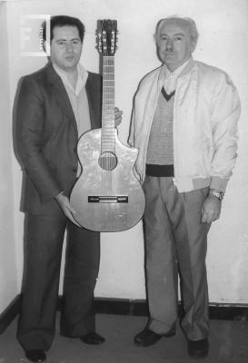 Carlos Rubén Gómez junto al luthier nicoleño José "Pepe" Gándara, quien reformó la guitarra