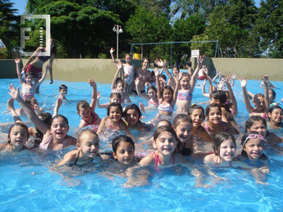 Grupo en pileta Club Somisa - Equipo infantil Hockey