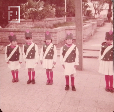 Alumnos con trajes de granaderos en acto escolar 