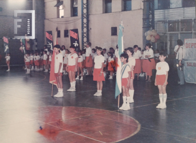 Alumnos abanderados en acto escolar - Gimnasio Club Belgrano 