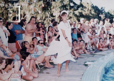 Desfile al costado de la pileta - Club Belgrano 