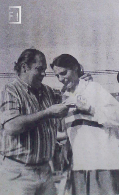 Mario Echeverría entrega medalla recordatoria a su hija Pilar integrante del plantel campeón de Hockey - Club Del Acuerdo