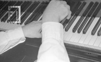 Manos del pianista argentino Hugo Goldenzweig, en Asoc. Rumbo